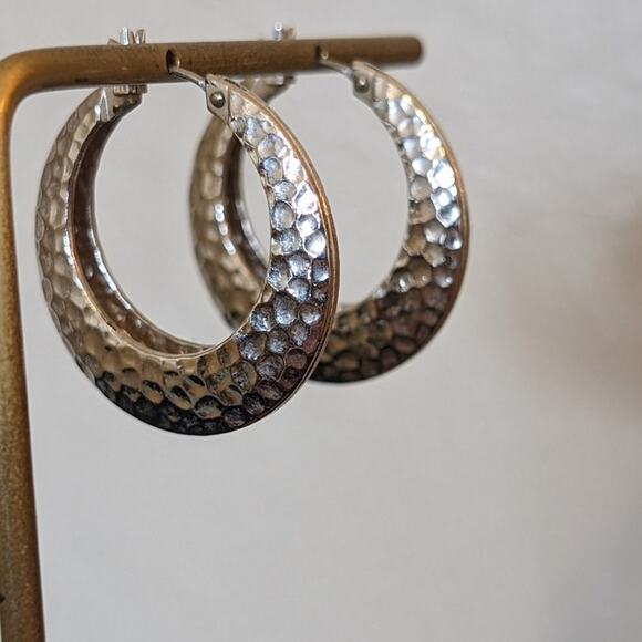 Marked Napier Silver Tone Hammered Hoop Snap Down Clasp Earrings - Picture 1 of 6